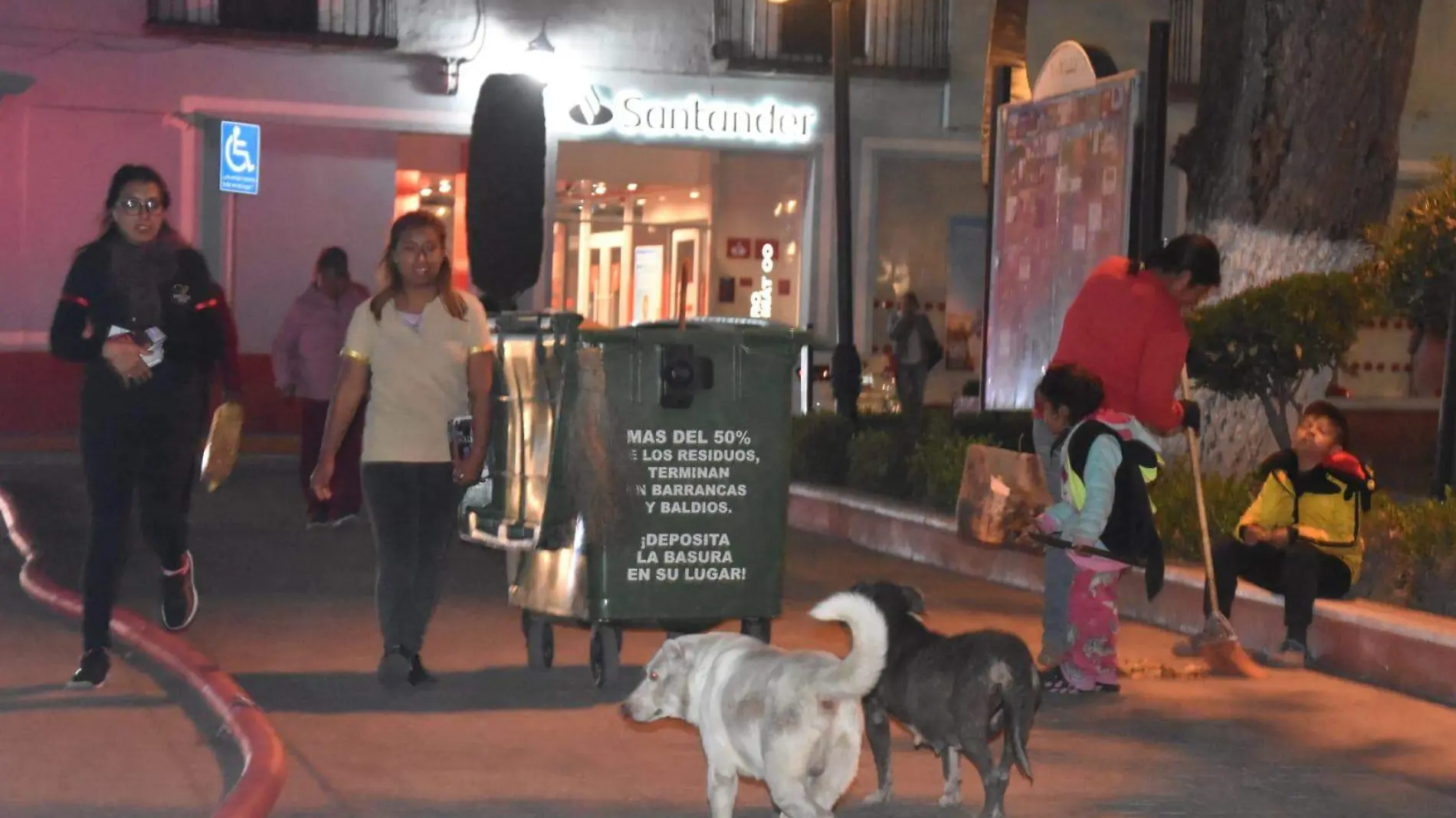 Mujer limpia el parque Huamantla (1)